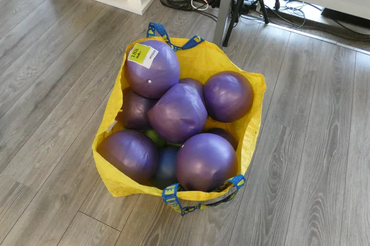 Konvolut Gymnastikbälle, lila, mit Tasche